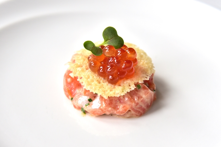 Salmon Tartare แซลม่อนทาทาร์คลุกเคล้ากับซอสฮอร์สเรดิชมาโยเสิร์ฟคู่กับอิกุระและพาร์มีซานชีส