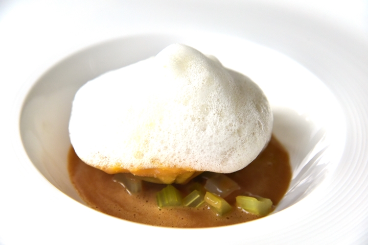 Scampi Ravioli ลาวิโอลี่กุ้งในซอสล็อบสเตอร์บิสและเซเลอรี่โรยหน้าด้วยโฟมครีม