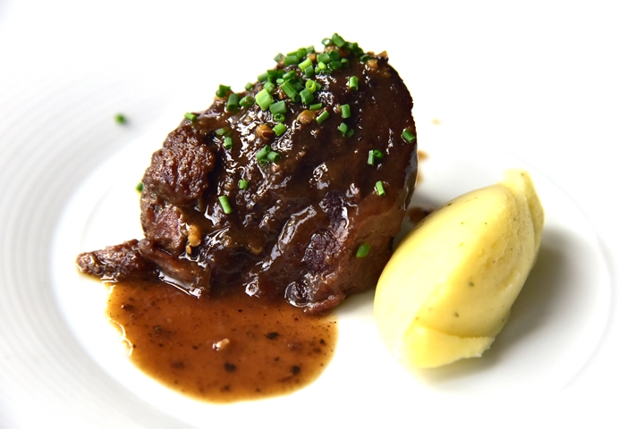 Slow-Braised Wagyu Cheek เนื้อวากิวส่วนแก้มตุ๋นจนเปื่อยนุ่มละมุนในซอสพริกไทย เสิร์ฟคู่กับมันบด