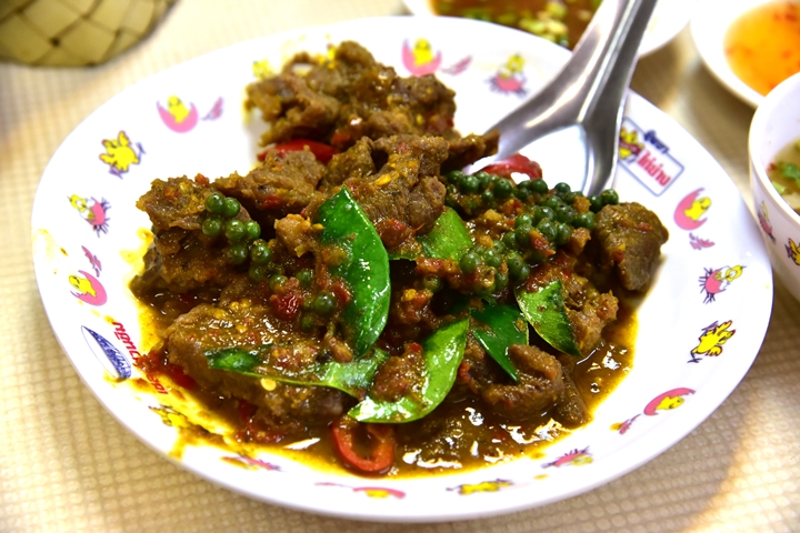 stir-fried-beef-in-southern-style-curry-120-thb-%e0%b9%80%e0%b8%99%e0%b8%b7%e0%b9%89%e0%b8%ad%e0%b8%84%e0%b8%b1%e0%b9%88%e0%b8%a7
