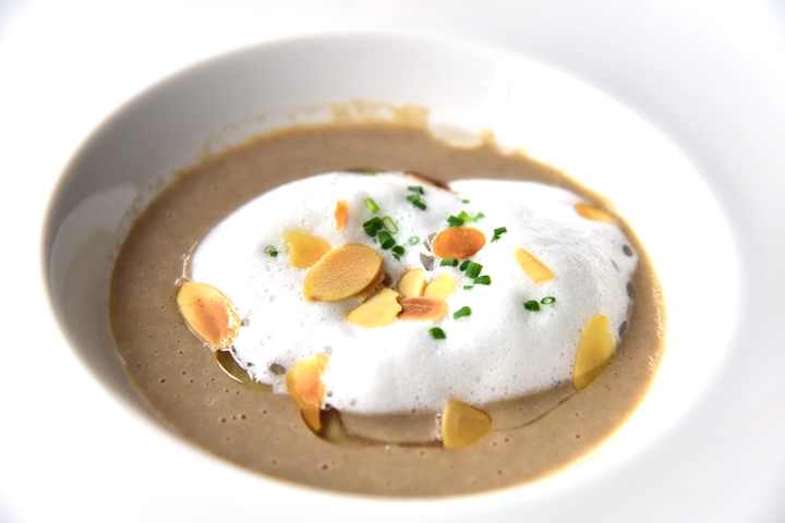 Truffle Soup ซุปเห็ดชิตาเกะและน้ำมันเห็ดทรัฟเฟิลโรยหน้าด้วยอัลมอนด์