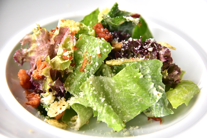 WB Caesar Salad ซีซาร์สลัด เบค่อนกรอบ ครูตอง พาร์มีซาน แอนโชวี่