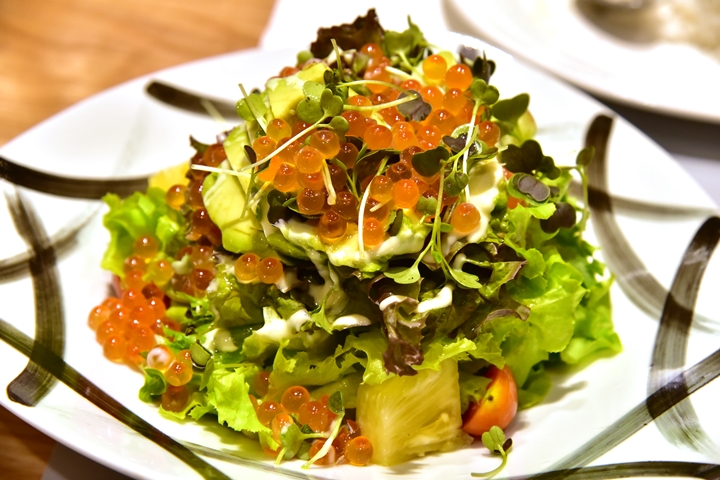 avocado-salad-with-salmon-roe-280-thb