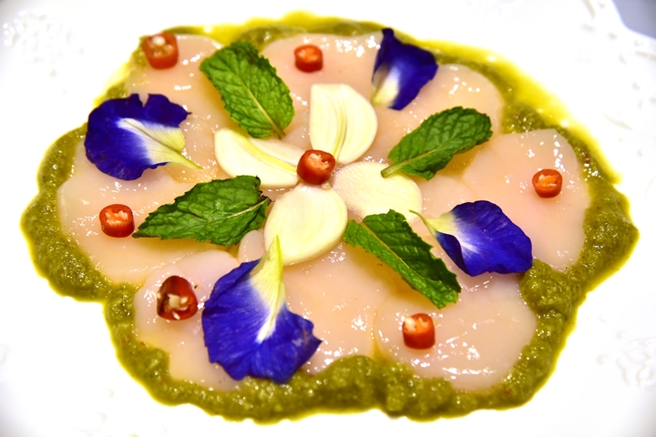 fresh-hotate-in-spicy-wasabi-and-fish-sauce-with-thai-herb-450-thb-1