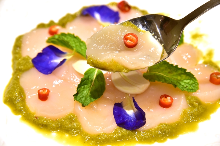 fresh-hotate-in-spicy-wasabi-and-fish-sauce-with-thai-herb-450-thb-3