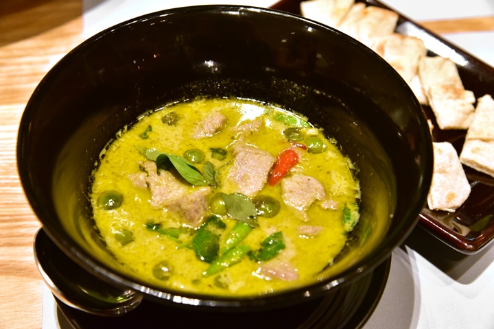 kurobuta-pork-green-curry-with-pizza-bread-360-thb