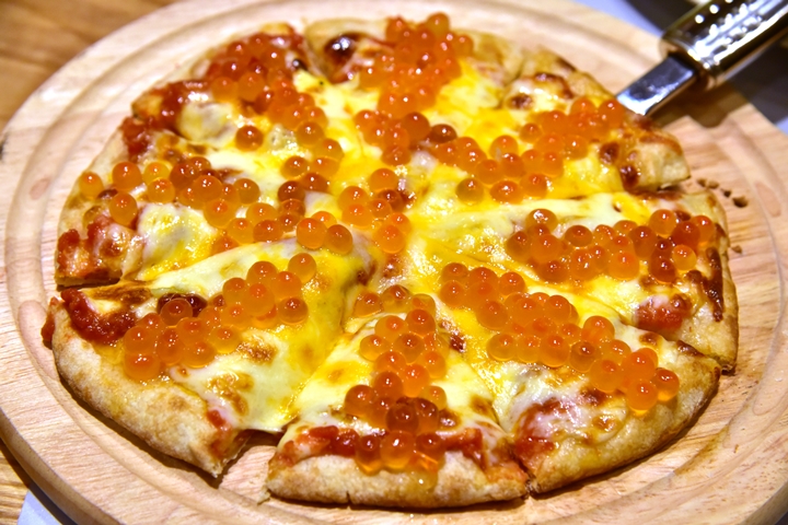 spicy-sour-base-with-snow-fish-sauce-topped-with-salmon-roe-pizza-560-thb-1