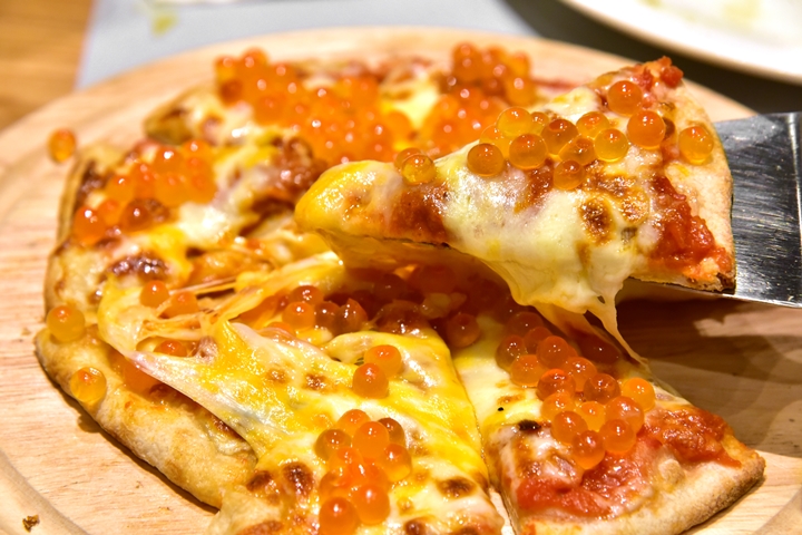 spicy-sour-base-with-snow-fish-sauce-topped-with-salmon-roe-pizza-560-thb-2