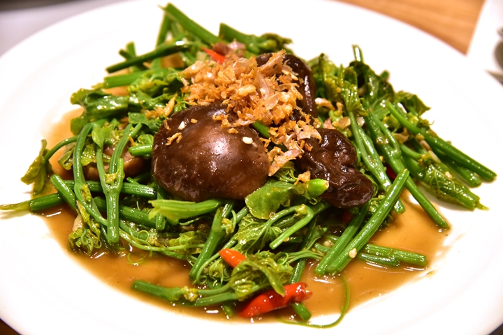 stir-fried-chayote-and-mushrooms-with-chili-garlic-200-thb-%e0%b8%a2%e0%b8%ad%e0%b8%94%e0%b8%a1%e0%b8%b0%e0%b8%a3%e0%b8%b0