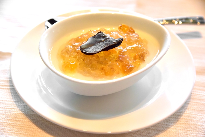 chilled-milk-pudding-with-black-truffle-and-peach-gum-82-hkd-1