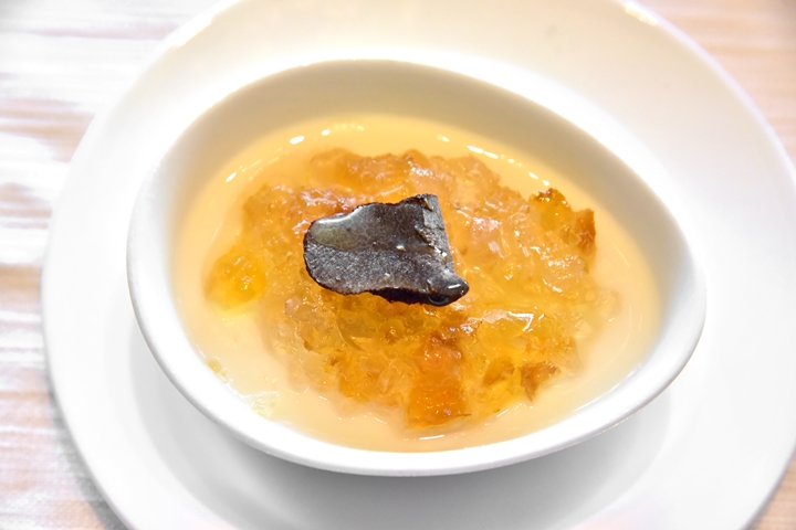 chilled-milk-pudding-with-black-truffle-and-peach-gum-82-hkd-2