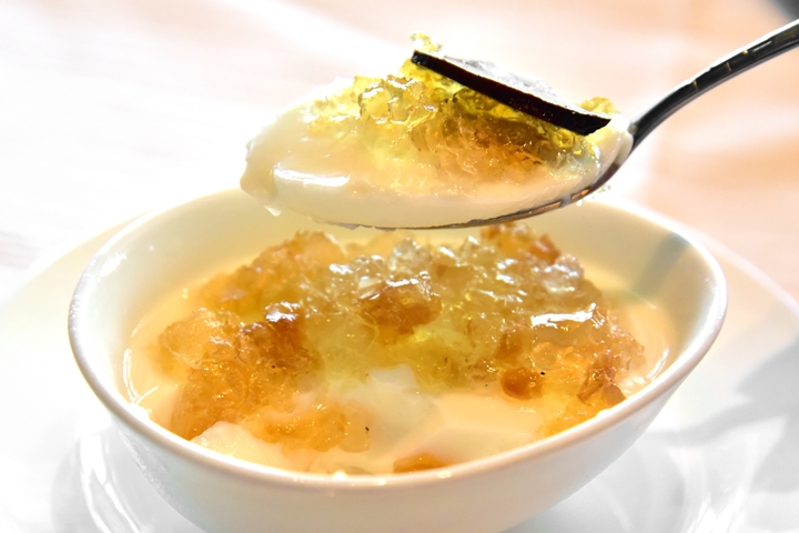chilled-milk-pudding-with-black-truffle-and-peach-gum-82-hkd-3