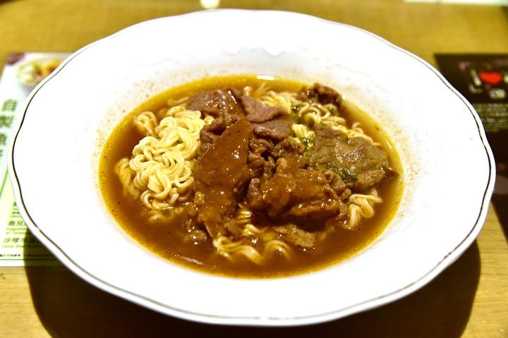 satay-beef-with-instant-noodles-in-soup-served-with-scrambled-egg-buttered-crispy-bun-34-hkd-2