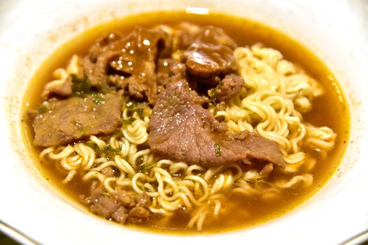 satay-beef-with-instant-noodles-in-soup-served-with-scrambled-egg-buttered-crispy-bun-34-hkd-3