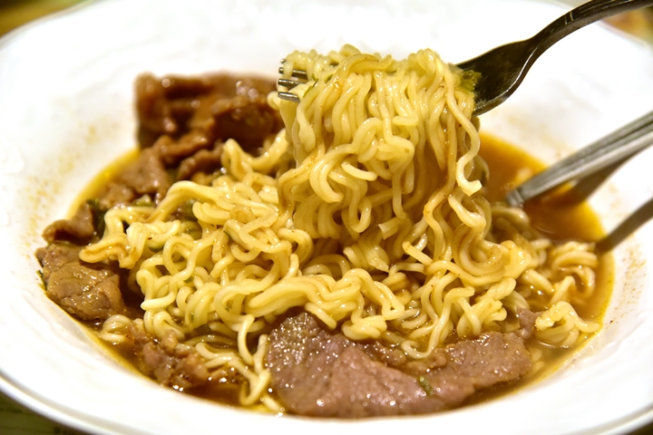 satay-beef-with-instant-noodles-in-soup-served-with-scrambled-egg-buttered-crispy-bun-34-hkd-4