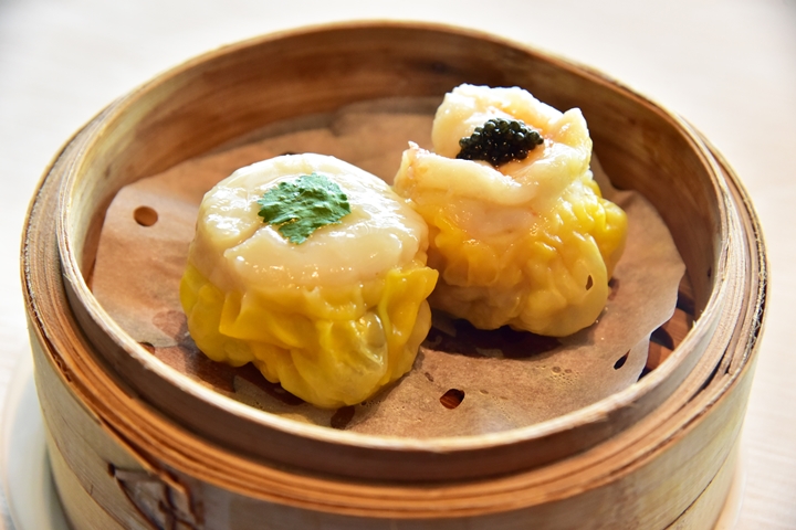 steamed-pork-and-scallop-dumpling-with-coriander-steamed-pork-and-prawn-dumpling-with-caviar-102-hkd-2