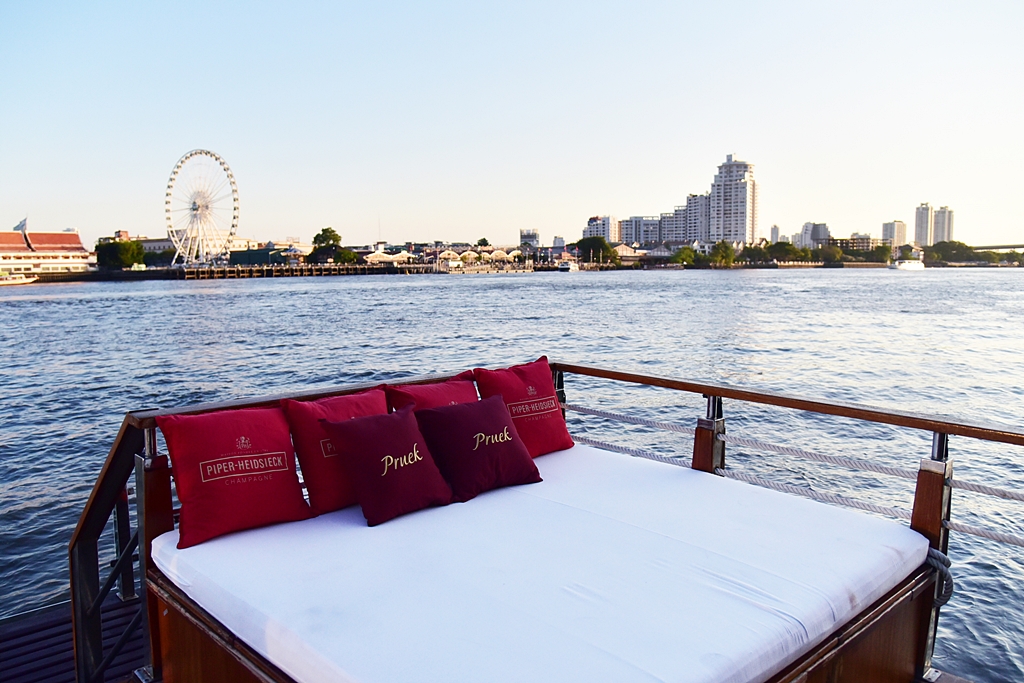 luxury dinner cruise bangkok river