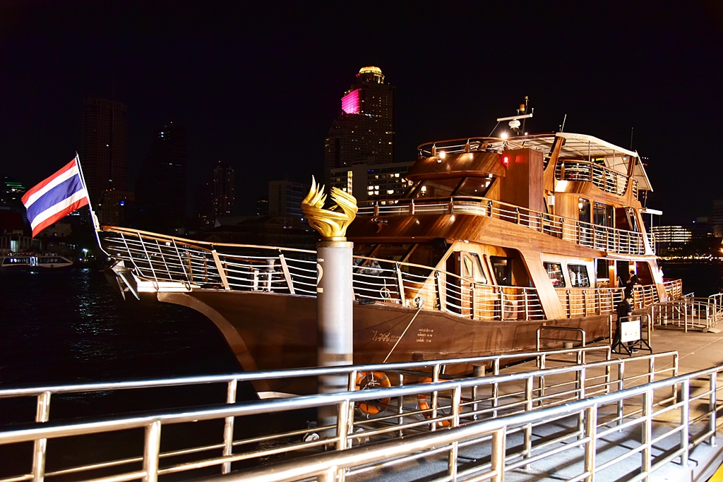 luxury dinner cruise bangkok river
