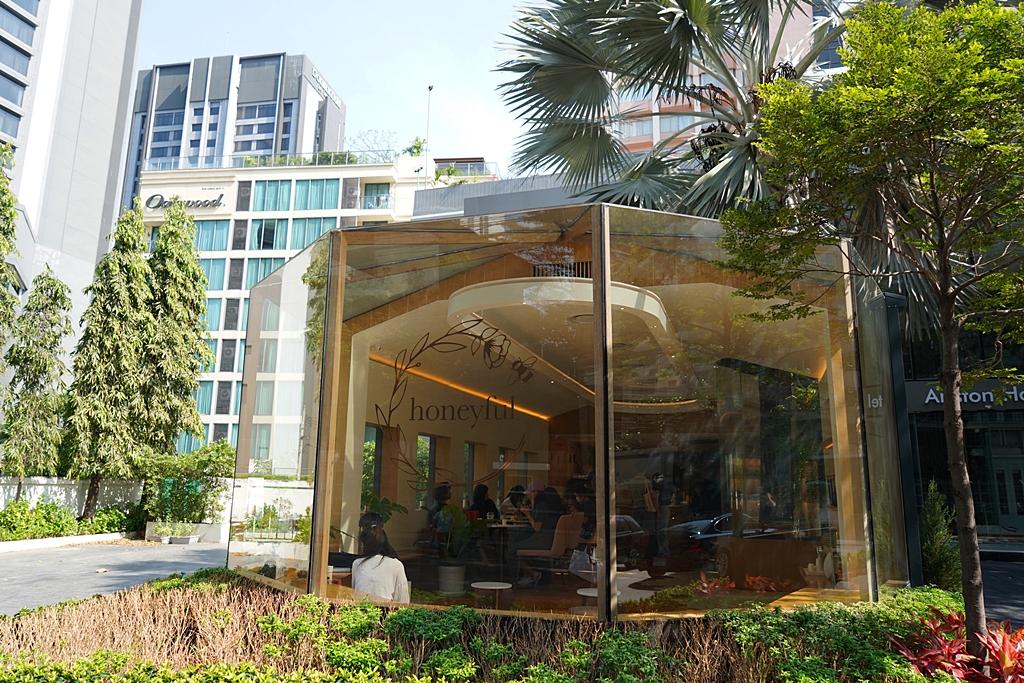 บรรยากาศร้าน honeyful cafe พร้อมพงษ์