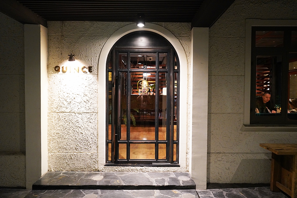 หน้าร้าน quince ร้านอาหารชื่อดังประจำย่านชิดลม