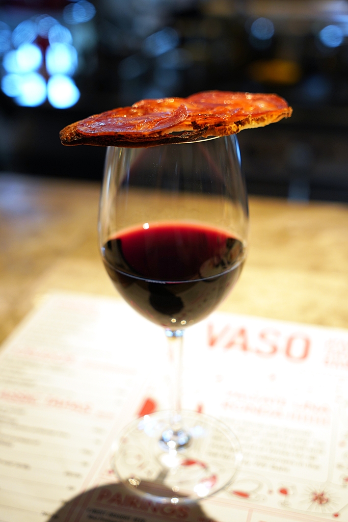 ไวน์แดงกับแฮมของร้าน Vaso Spanish Tapas Bar
