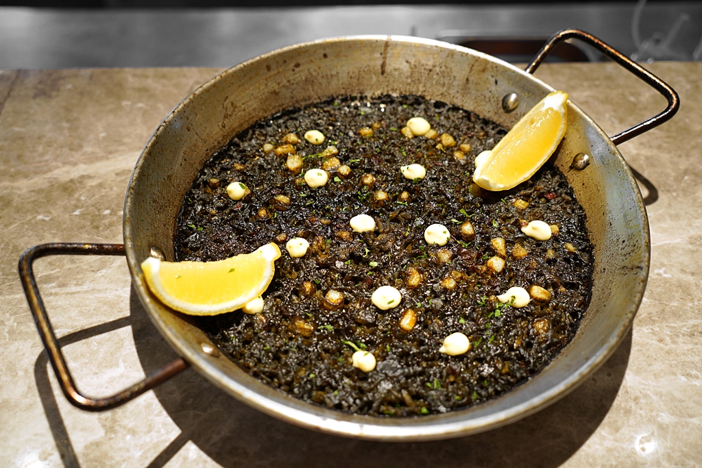 ปาเอญ่าหมึกดำของร้าน Vaso Spanish Tapas Bar