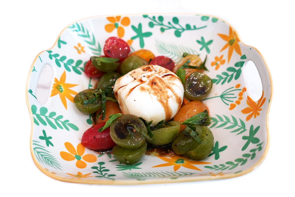 สลัดมะเขือเทศ burrata ของร้าน emilia ristorante Italiano