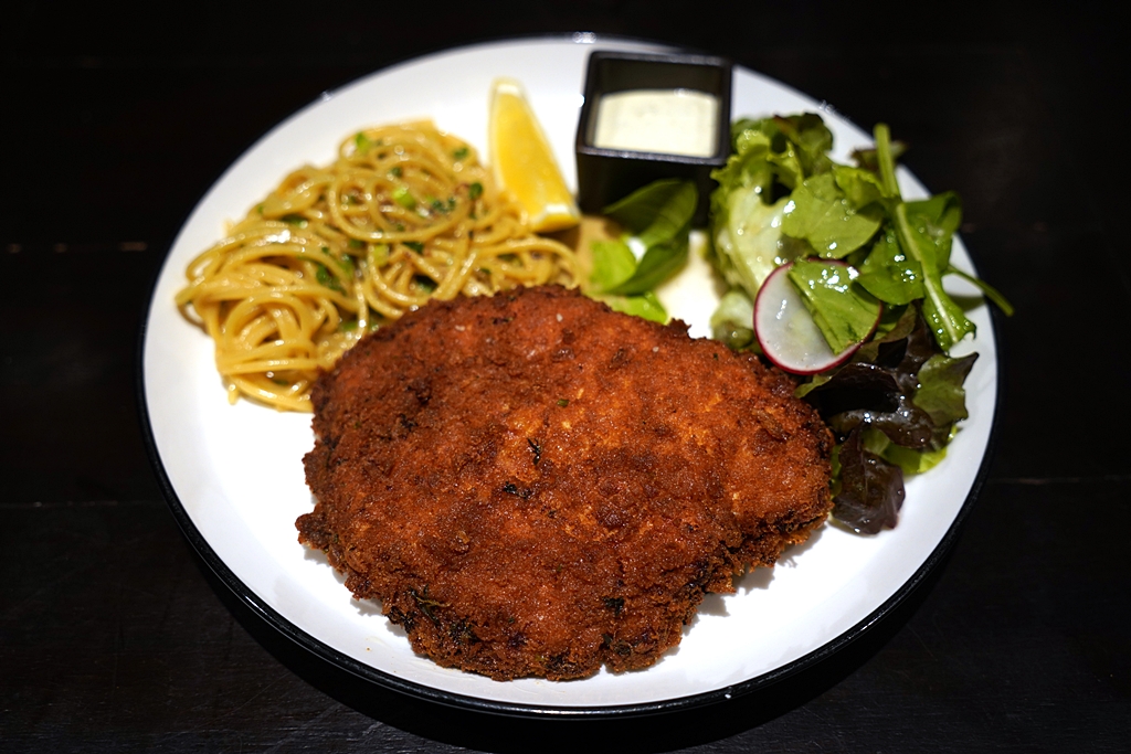 พาสต้าไก่ทอดชิ้นโตของร้าน Bardo Social Bistro and Bar