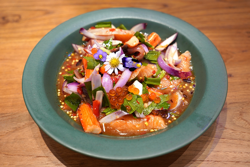 ยำบุษบาซาชิมิของร้านเบิร์นบุษบา