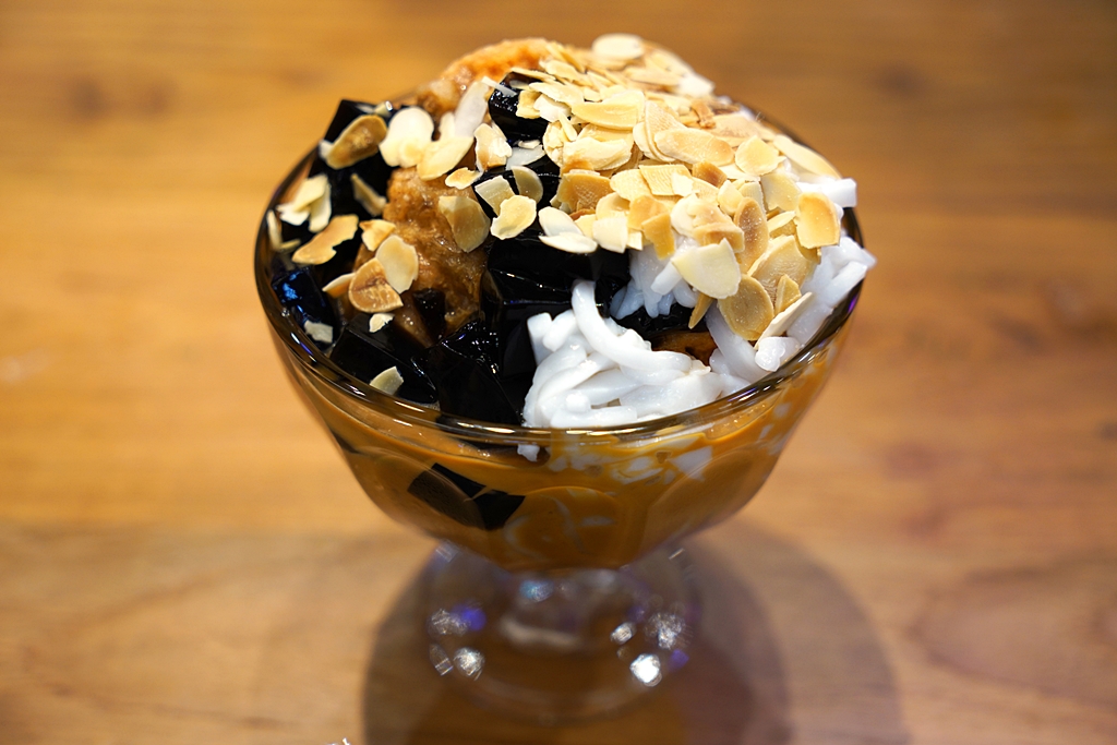 กรานิต้าชาไทยของร้านเบิร์นบุษบา